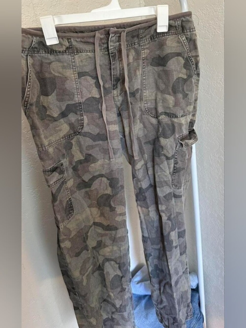 Women's Size 16  Low-Rise Camo Cargo  Pants. No Stretch